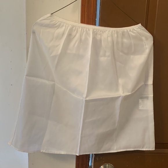 Burberry skirt liner - Picture 4 of 4